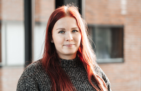 Opiskelija Aida Tuupanen ikkunan edessä