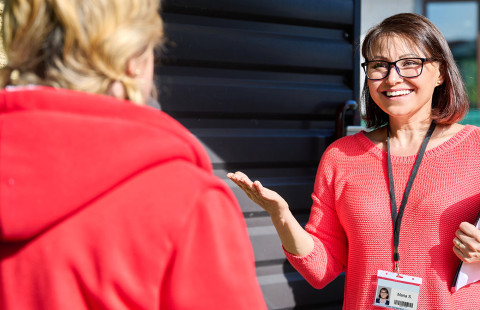 Naiset keskustelemassa.