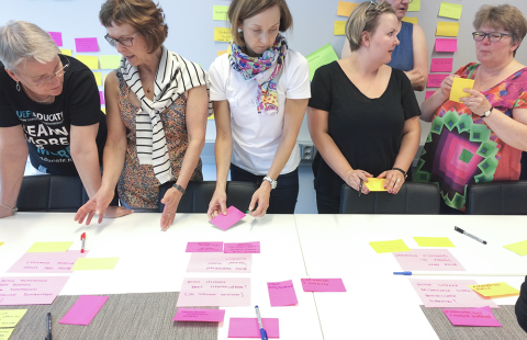 ihmisiä työpajassa