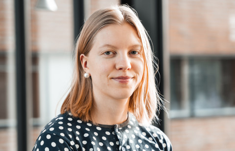 Opiskelija Venla Siltovuori ikkunan edessä