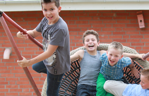 Lapset leikkimässä.