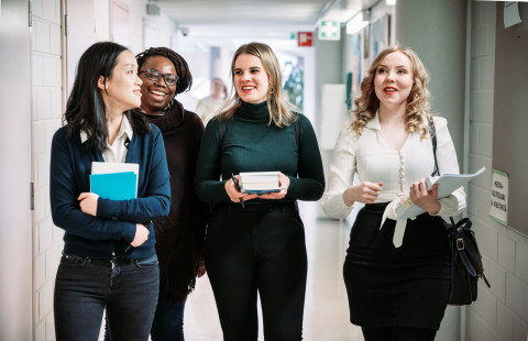 Humanistisen alan opiskelijat kävelevät iloisesti yhdessä.