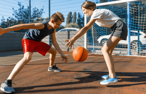 Koripalloa pelaavia nuoria.