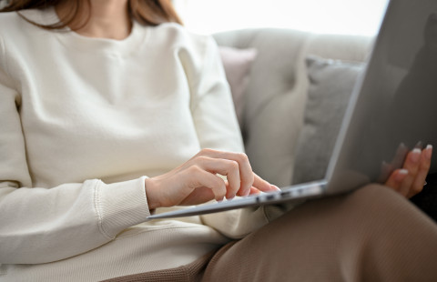 Teini-ikäinen tyttö sohvalla.