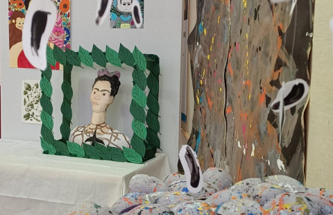 Yleiskuva kuvataiteen sivuaineopiskelijoiden näyttelystä Joensuun kampuskirjastossa 24.4.–5.5.2023