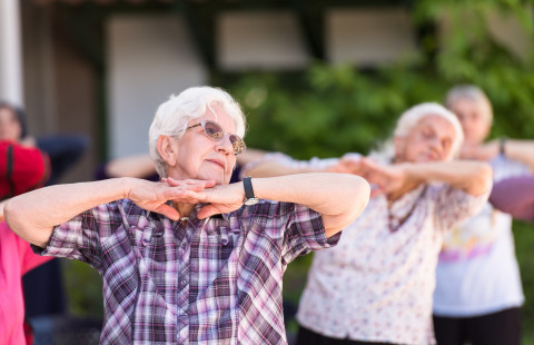 Senioreja ryhmäliikuntatunnilla.