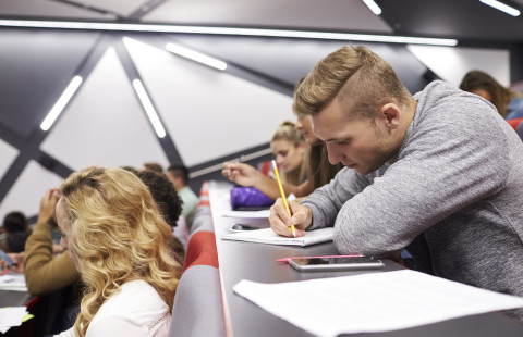 Opiskelijoita luennolla.