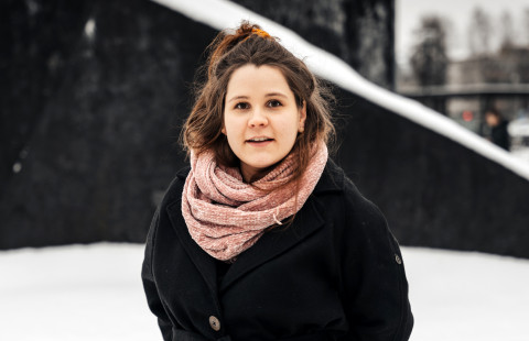 Kirkkomusiikin opiskelija Anni Alanko Joensuun kampuksella ulkona