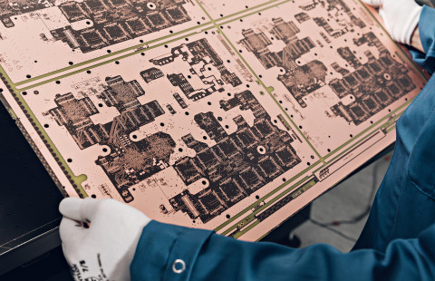 Kuvituskuva piirilevyistä opiskelijatarinan yhteyteen.