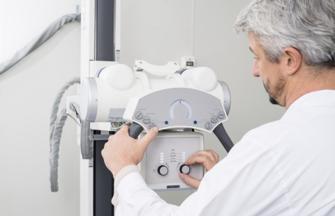 Radiologi röntgenlaitteella.