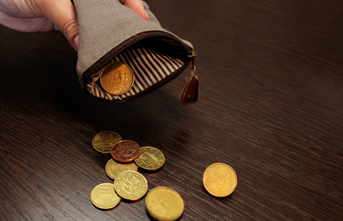 Kukkaro ja kolikoita.