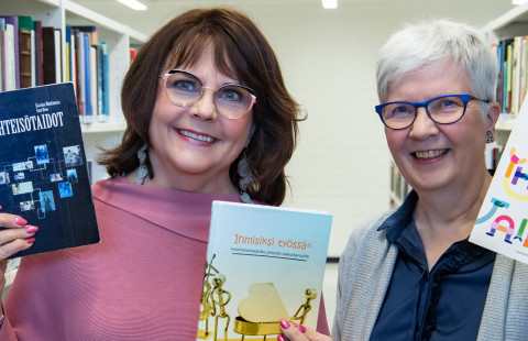 Kaarina Mönkkönen ja Satu Roos.