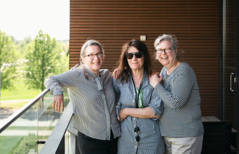 Ryhmäkuva kolmesta ihmisestä.