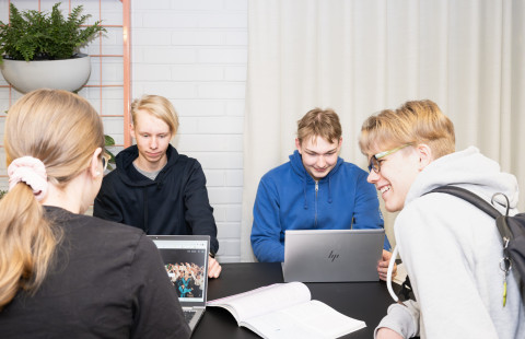 Norssin lukiolaiset opiskelemassa tietokoneilla.