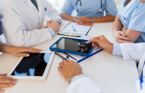 Ihmisiä kokouksessa.