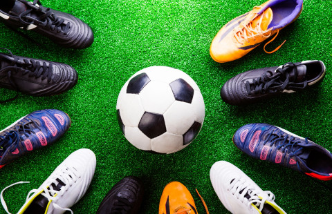 Jalkapallo ja jalkapallokenkiä.