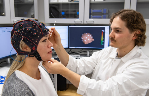 Kaksi henkilöä ja tutkimuslaitteita.