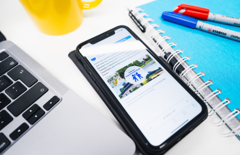 Lähikuva puhelimen sosiaalisesta mediasta.