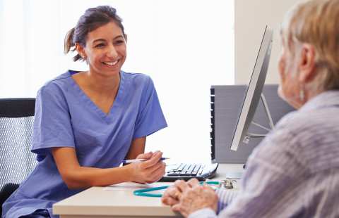 Potilas hoitajan vastaanotolla.