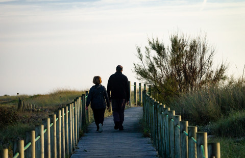 Pariskunta kävelyllä.