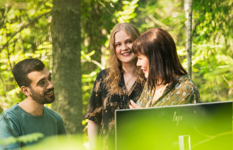 JOK Kolme henliöä opiskelee mestsässä