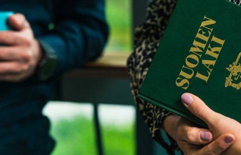 JOK Suomen laki kirja kädessä