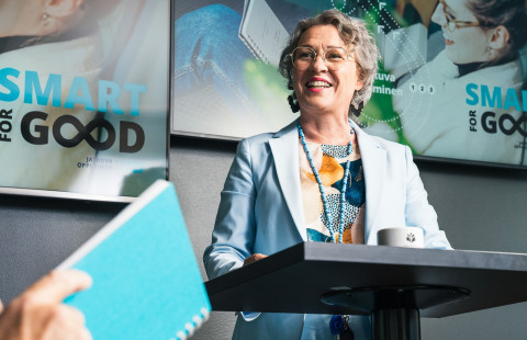 JOK nainen ryhmän edessä tapahtumaportailla