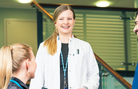 JOK lääkäri, hoitaja keskustelevat portailla