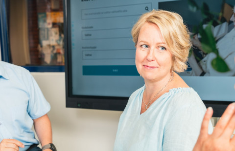 JOK kolmen henkilön keskustelu pöydän ääressä