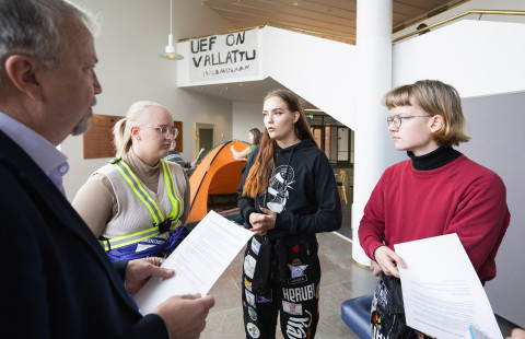 Hallintojohtaja Tuomo Meriläinen keskusteli opiskelijoiden edustajien kanssa kampusvaltauksessa 25.9.2023.