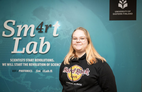 Kestävät teknologiat -koulutusohjelman opiskelija Anna-Kaisa Savinainen Joensuun kampuksella.