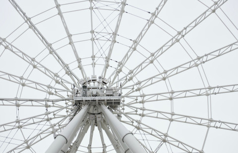 Lineaarialgebraan kaukaisesti liittyvä kuvituskuva. Unsplash, Fernando Reyes, https://unsplash.com/photos/a-large-white-ferris-wheel-on-a-cloudy-day-iC1vVvrmNUM