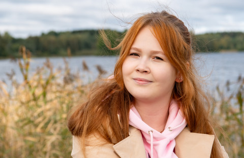 ympäristötieteen opiskelija Kielo Kitunen Savilahden rannassa