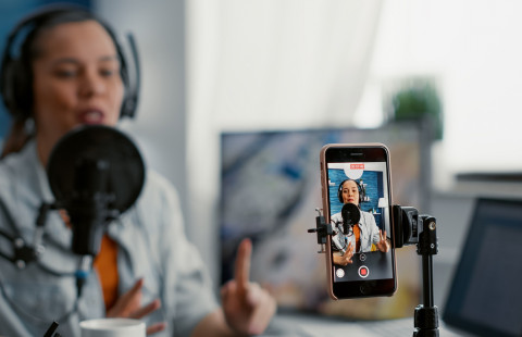 Henkilö äänittää vlogia.