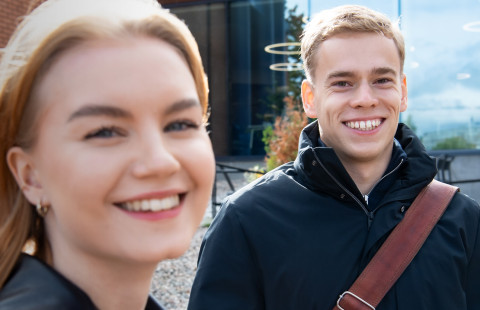 kaksi UEF-lähettilästä ulkotiloissa