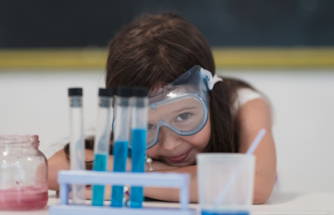 Elementary school science classroom little girl. Photo: Mostphotos.