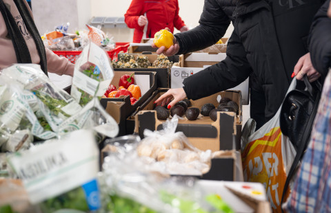 Ihmisiä keräämässä ruokaa ruoka-avussa.