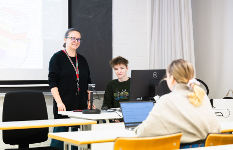 Karjalan kielen opiskelua Joensuun kampuksella.