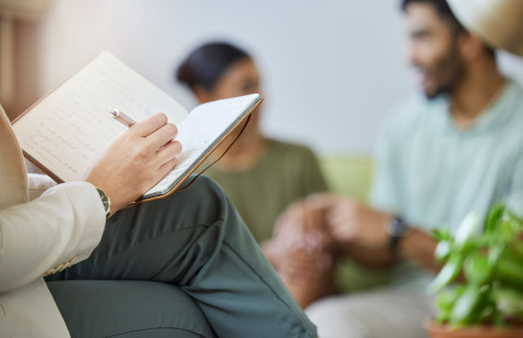 Mies ja nainen pariterapiassa.