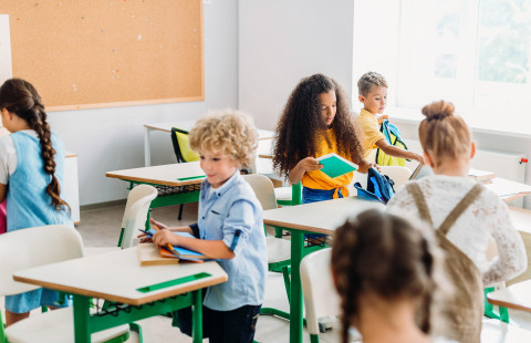 Lapsia luokkahuoneessa.