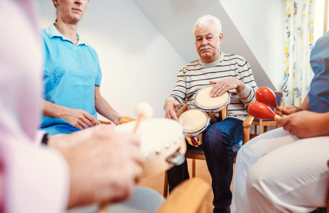 Vanhukset soittavat hoitajien kanssa.