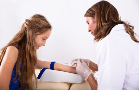 Verinäytteen otto nuorelta.