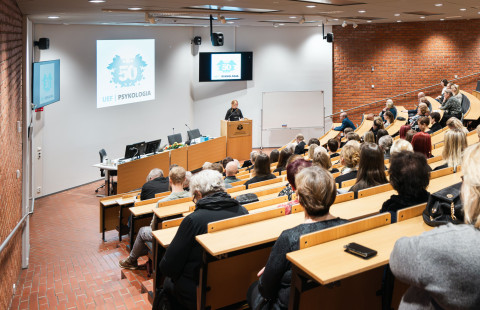 Maija Korhonen puhumassa psykologian oppiaineen 50-vuotisjuhlassa.