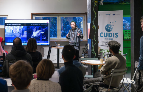 Kari Kola esittelemässä valotaidettaan Botanialla.