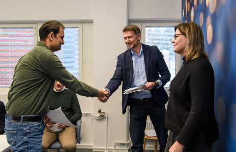 Kuopion yliopistosäätiöiden apurahan saaja kättelee säätiön asiamiestä Petri Rintamäkeä.