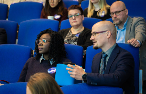 Yleisöä Kansallisen neurokeskuksen seminaarissa.
