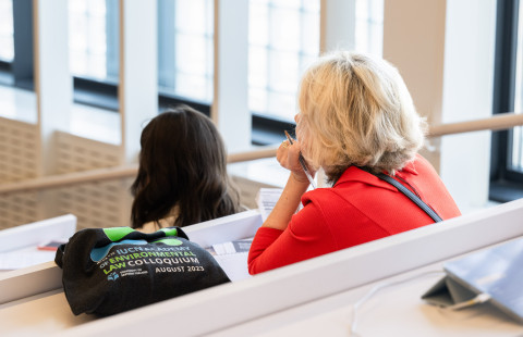 Opiskelijat kuuntelemassa luentoa.