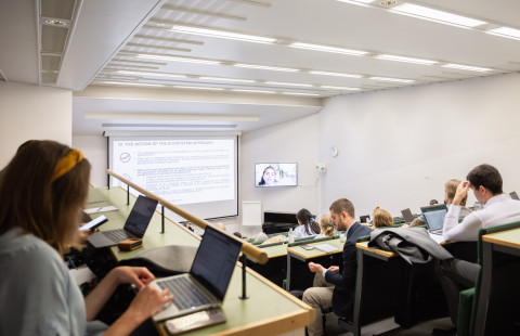 Opiskelijat kuuntelemassa luentoa.