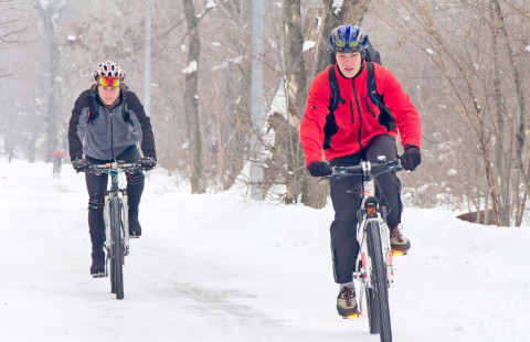 Pyöräilijöitä talvisäässä.