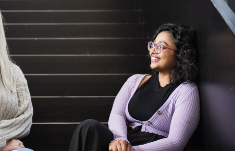 UEF-lähettiläät istumassa portailla